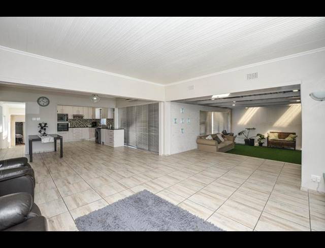 5 BEDROOM HOUSE FOR SALE IN PAROW NORTH